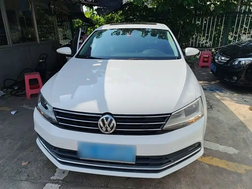 Volkswagen Sagitar 2015 1.6L Automatic Comfort фото 3