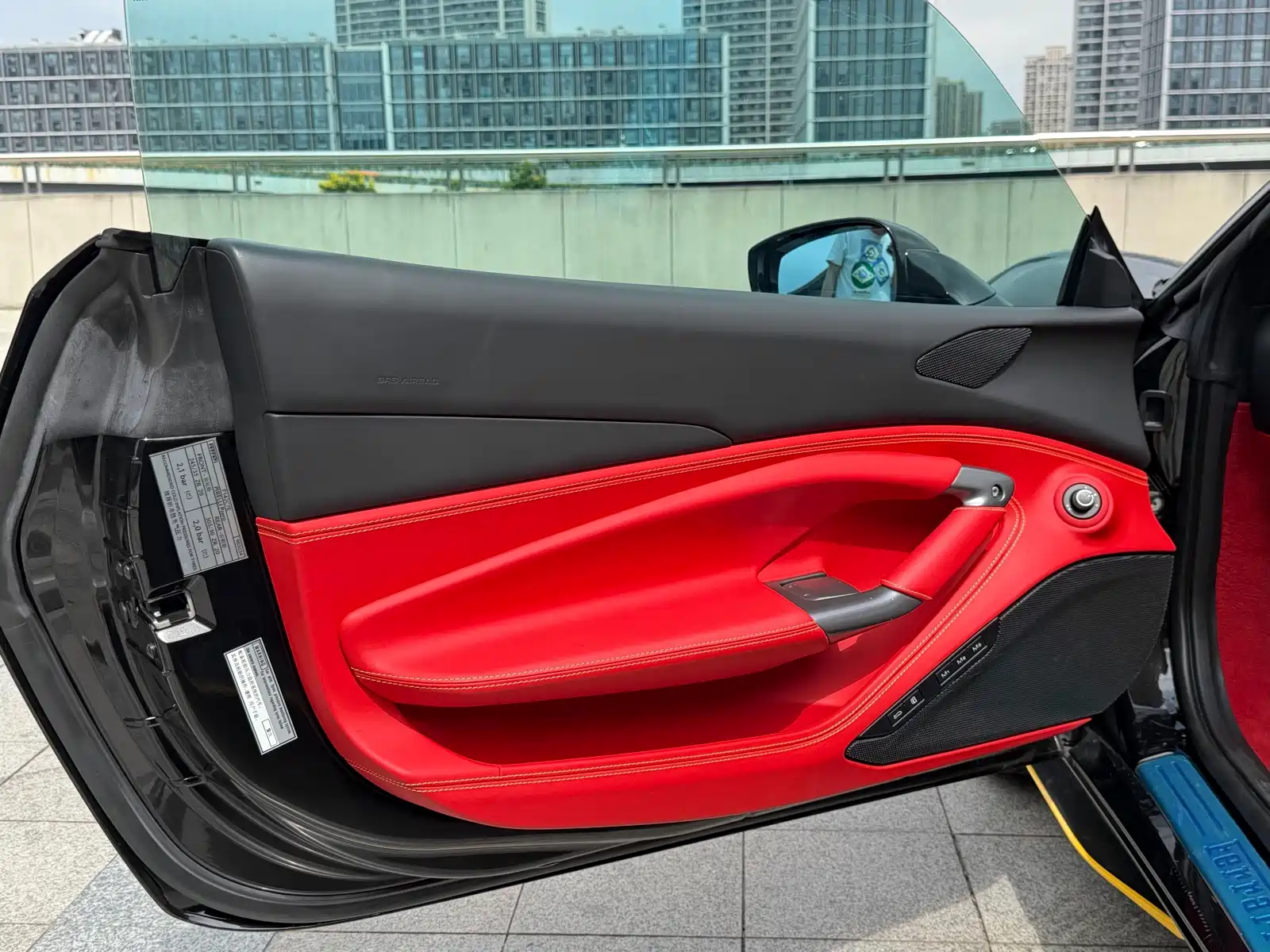 Photo 9 - Ferrari F8
