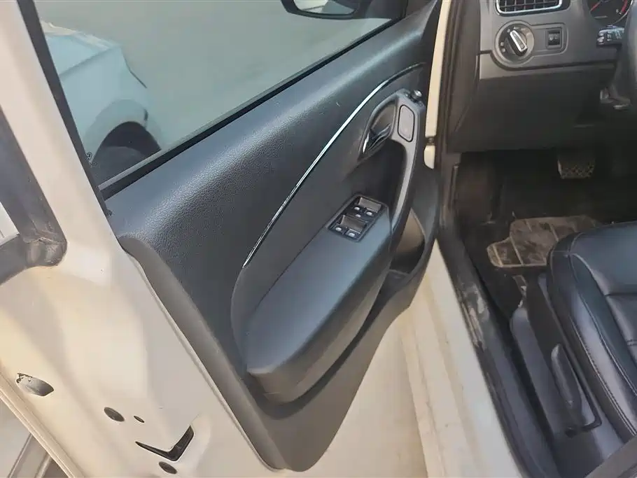 Volkswagen Polo 2014 1.6L Automatic Luxury Edition фото 7