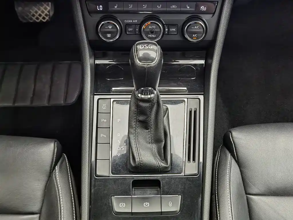 Škoda Superb 2016 TSI330 DSG Smart Edition фото 13