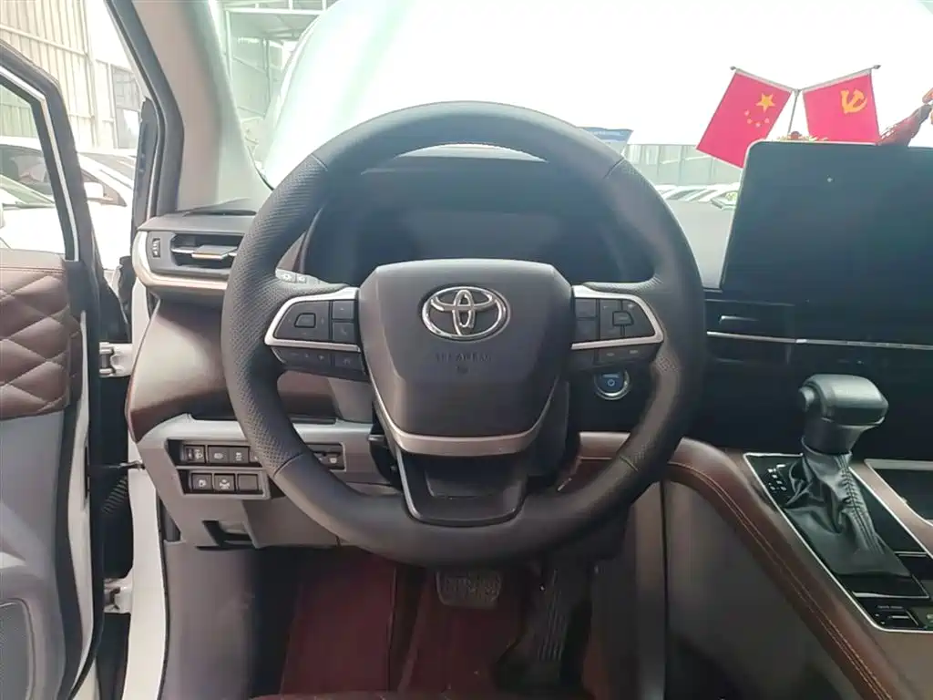 Toyota Granvia 2024 2.5L Hybrid Comfort фото 11