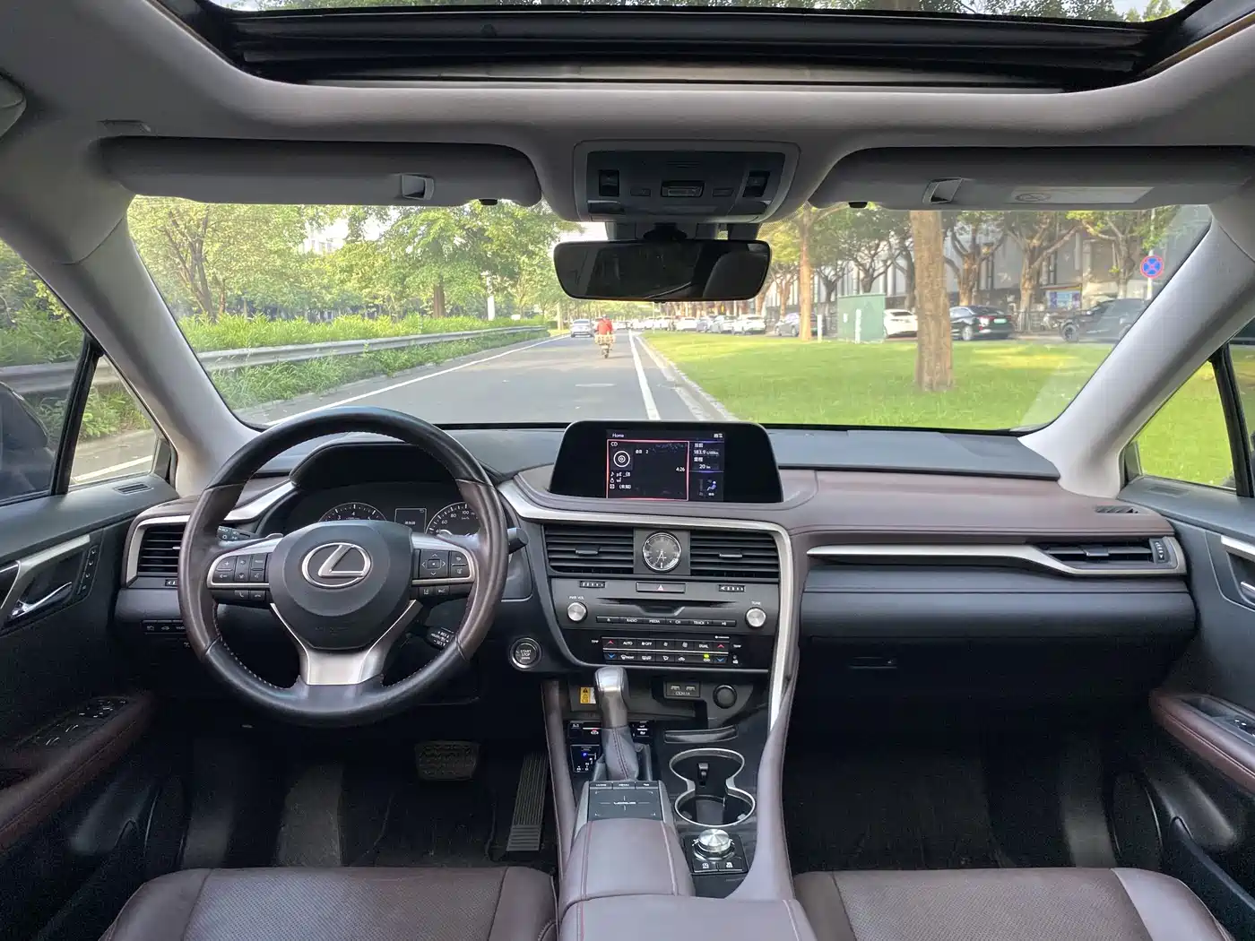 Фото 11 - Lexus RX