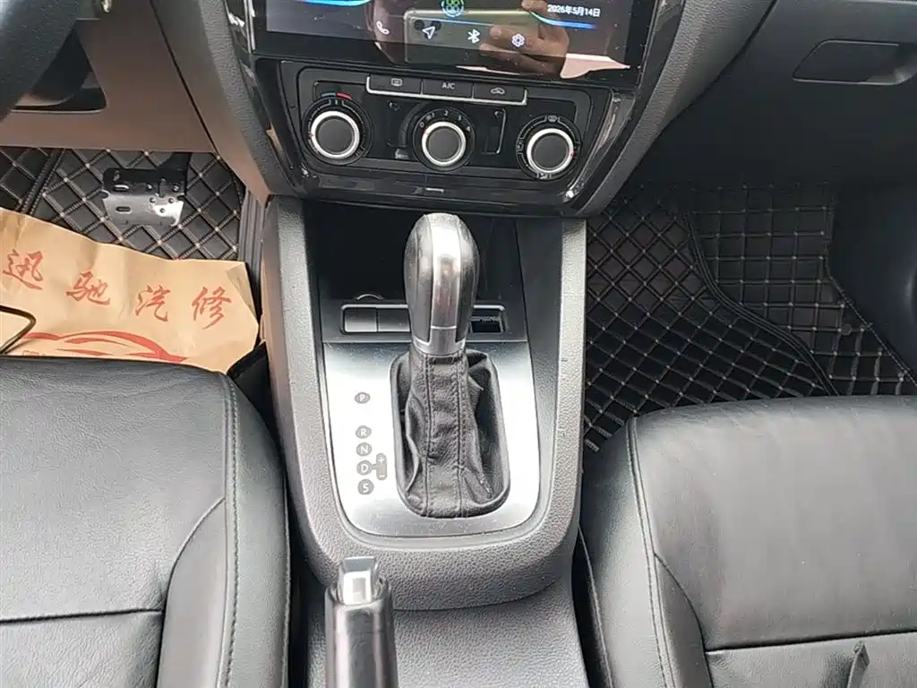 Volkswagen Sagitar 2014 1.6L Automatic Comfort фото 13