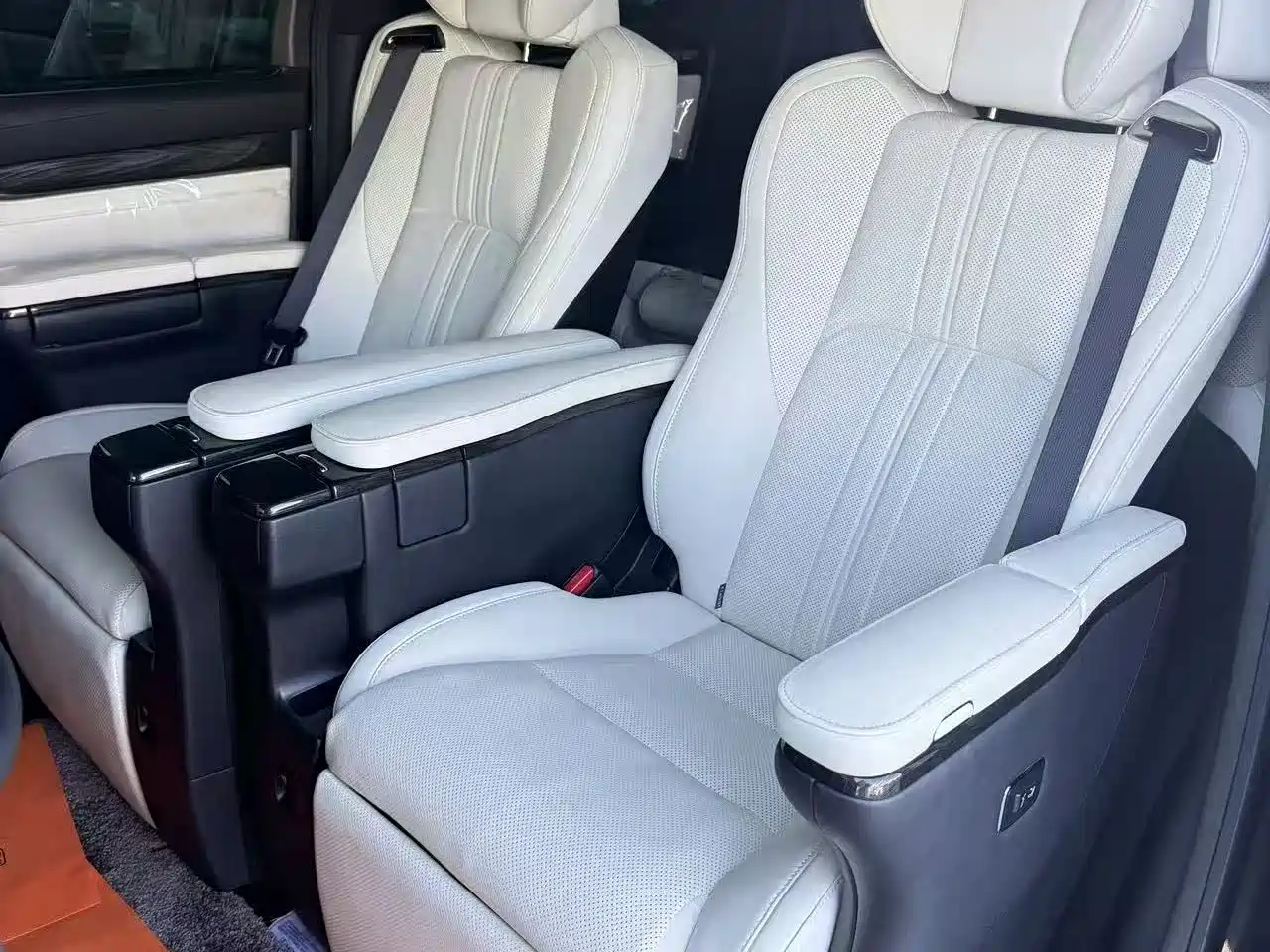 Lexus LM 2020 300h Seven-Seater Elegance Edition фото 12