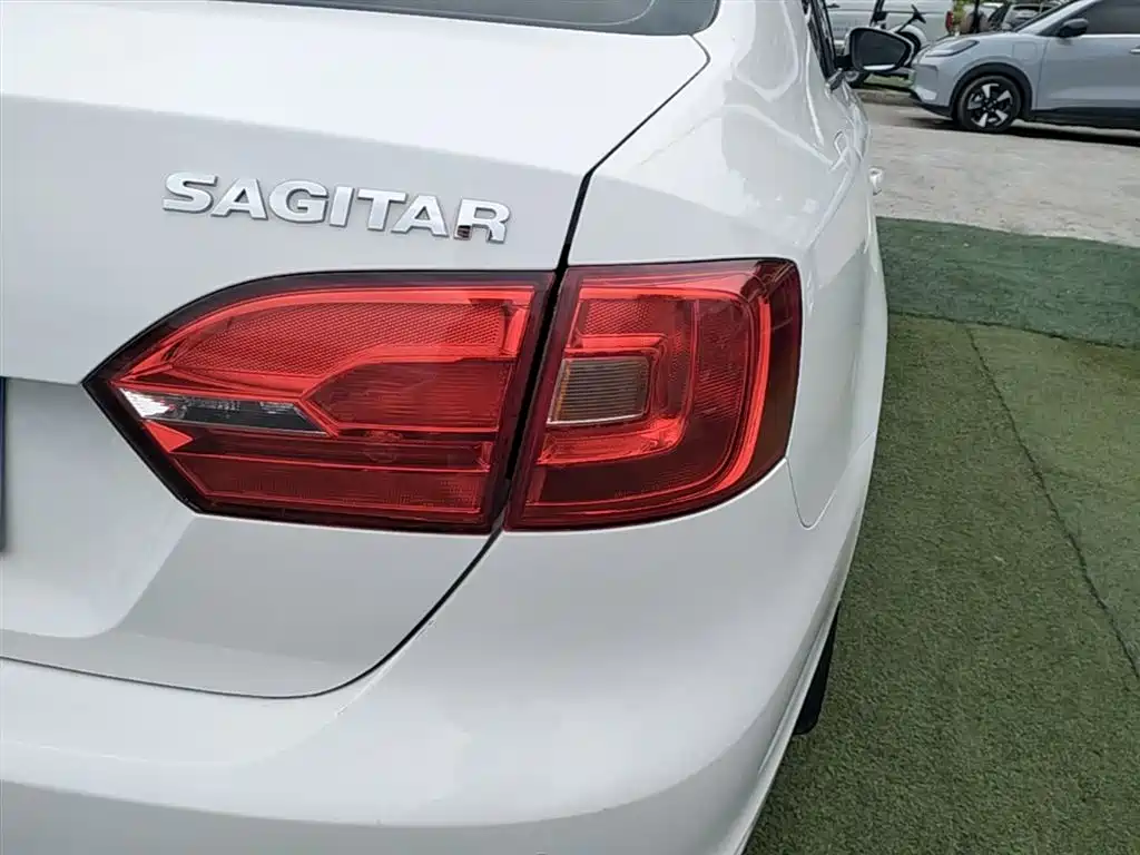 Volkswagen Sagitar 2014 1.6L Automatic Comfort фото 7