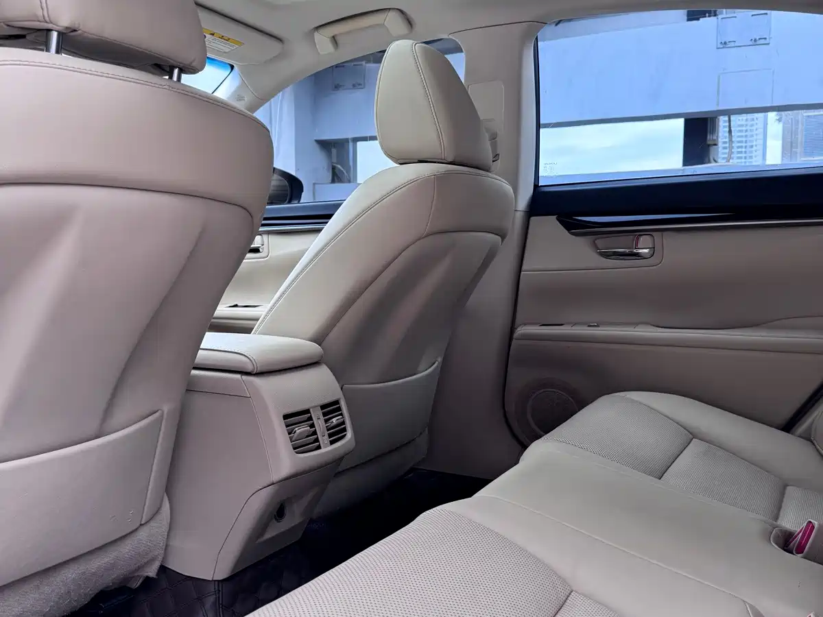 Фото 16 - Lexus ES