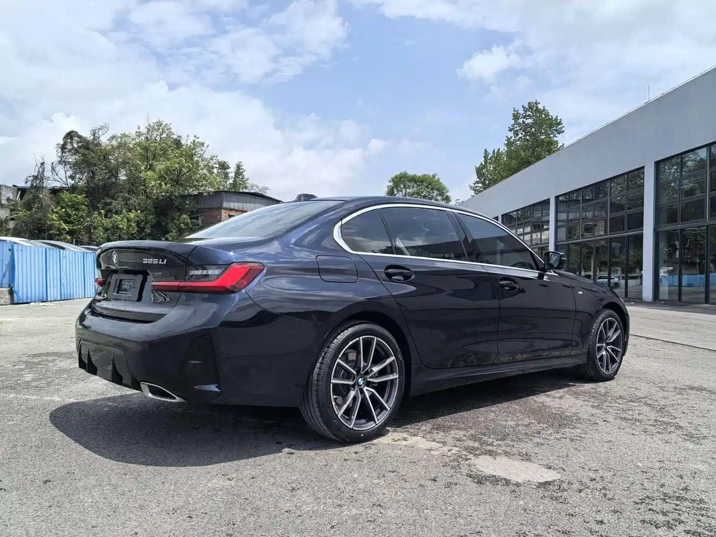 BMW 3 Series 2026 325Li M Sport Package фото 9