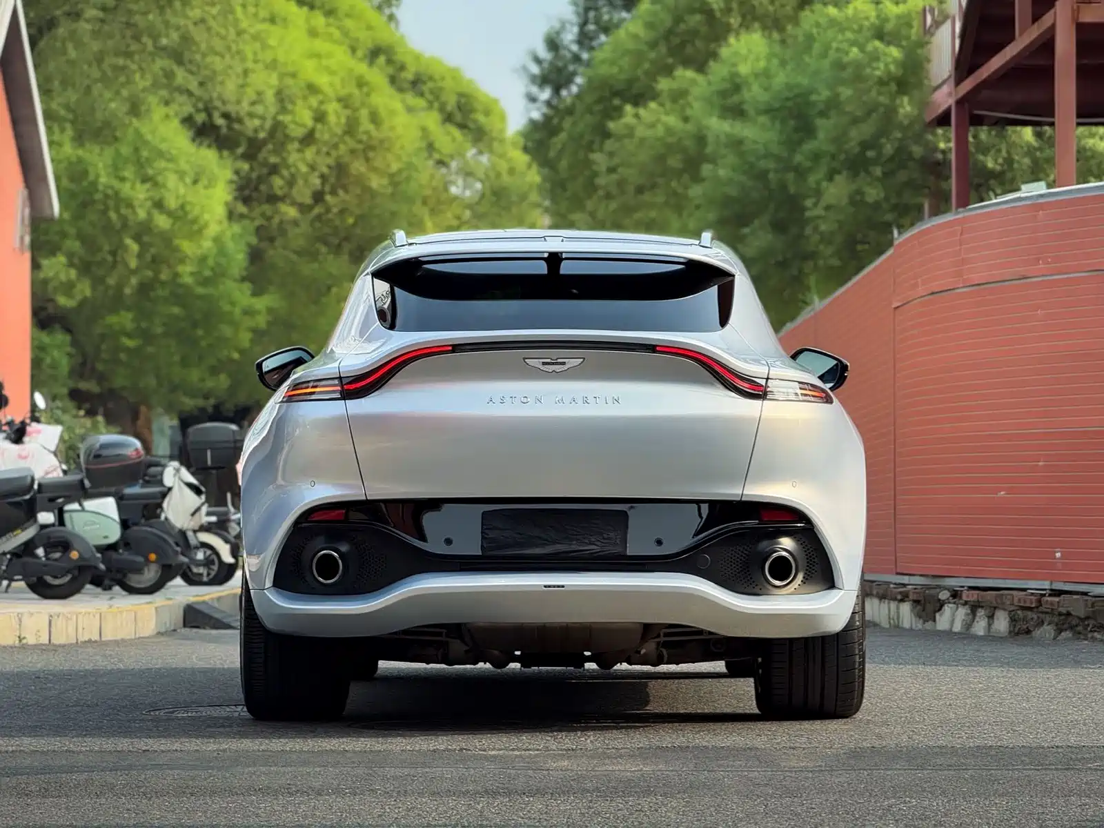 Фото 5 - Aston Martin DBX