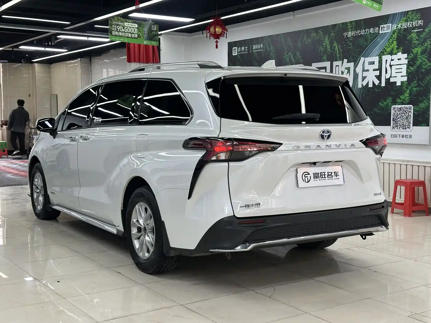 Toyota Granvia 2023 2.5L Hybrid Comfort Edition фото 4