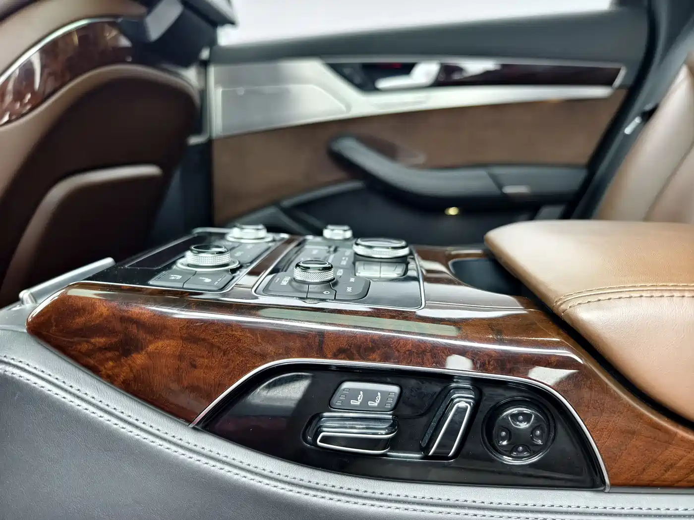 Audi A8 2013 A8L 6.3 FSI W12 quattro Flagship фото 16