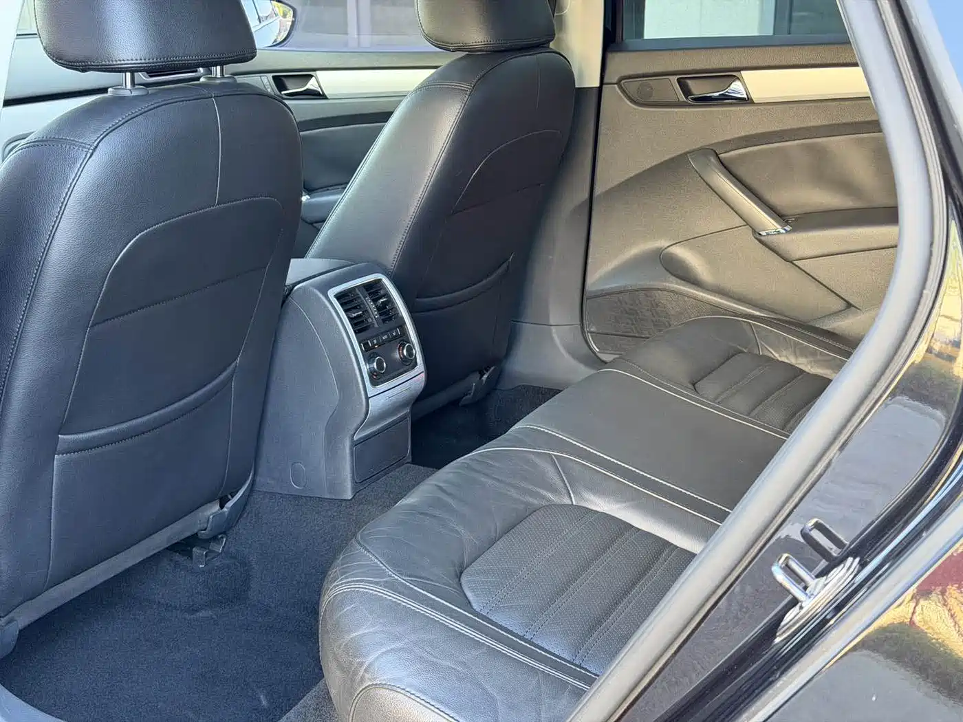 Volkswagen Passat 2014 1.8TSI DSG Executive Edition фото 9