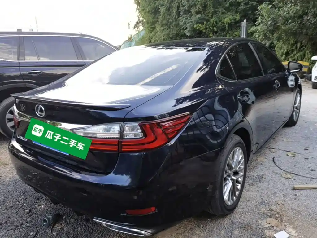 Фото 7 - Lexus ES