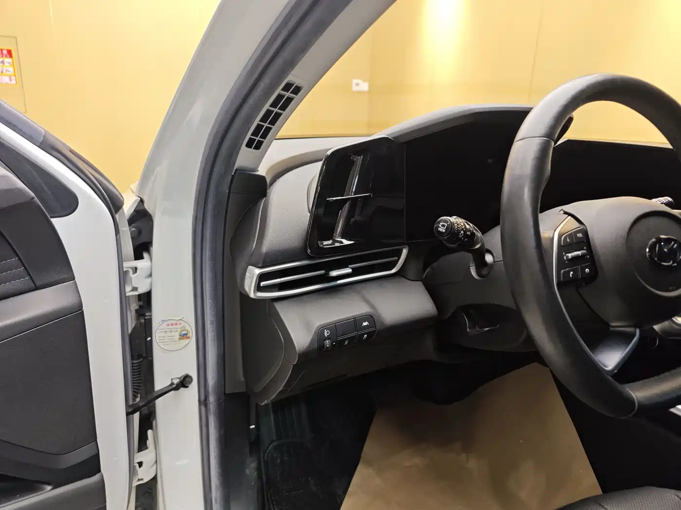 Hyundai Elantra 2021 1.5L CVT LUX Premium Edition фото 12