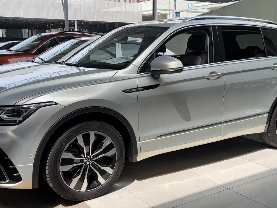Volkswagen Tiguan L 2023 Facelift 380TSI Automatic 4WD R-Line Flagship Edition 7-Seater фото 2