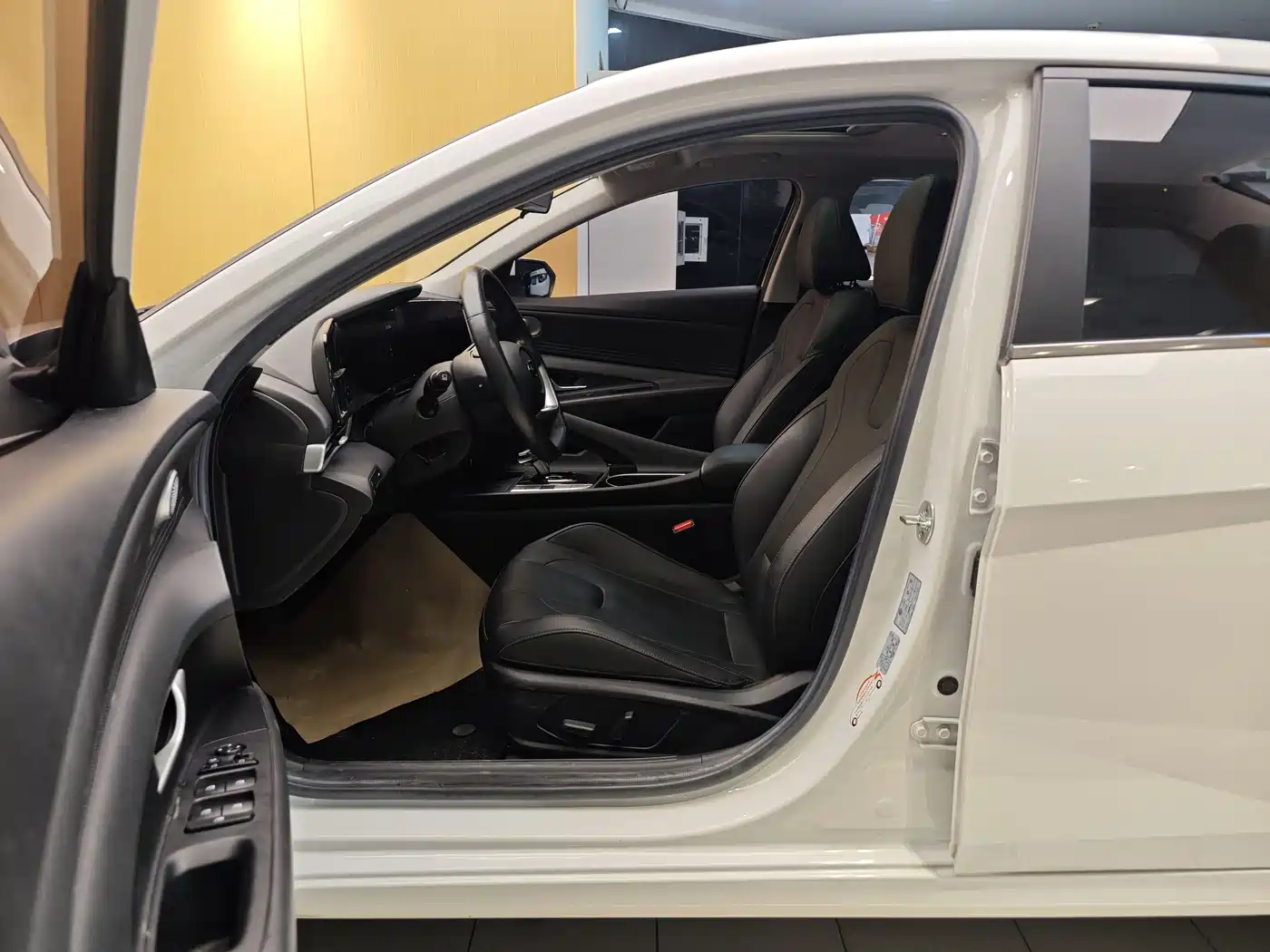 Hyundai Elantra 2021 1.5L CVT LUX Premium Edition фото 14