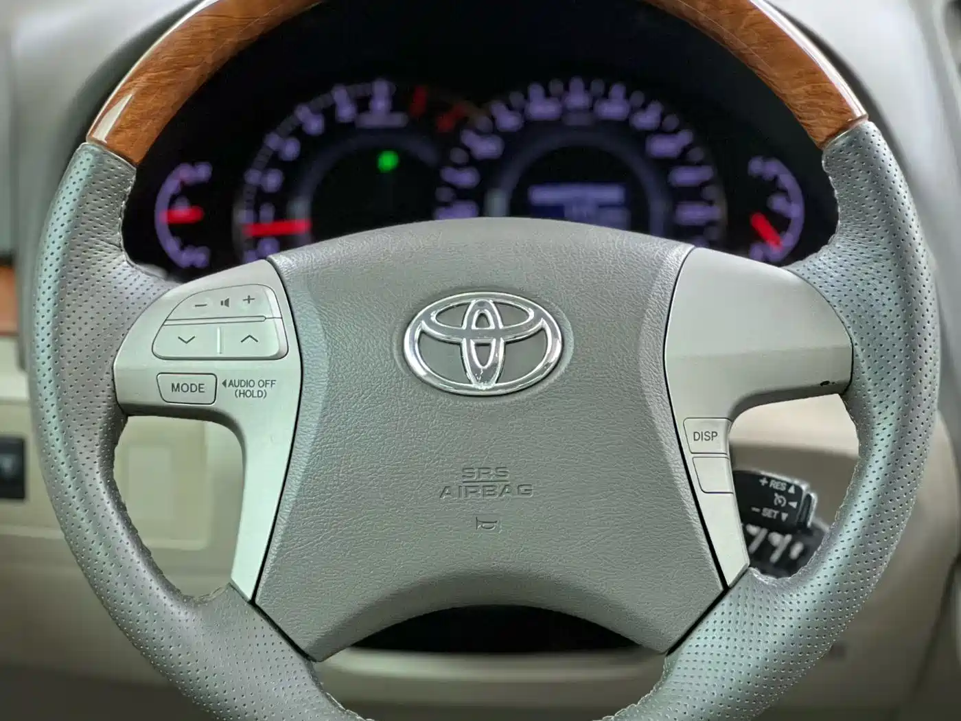 Toyota Camry 2011 240G Luxury Anniversary Edition фото 2