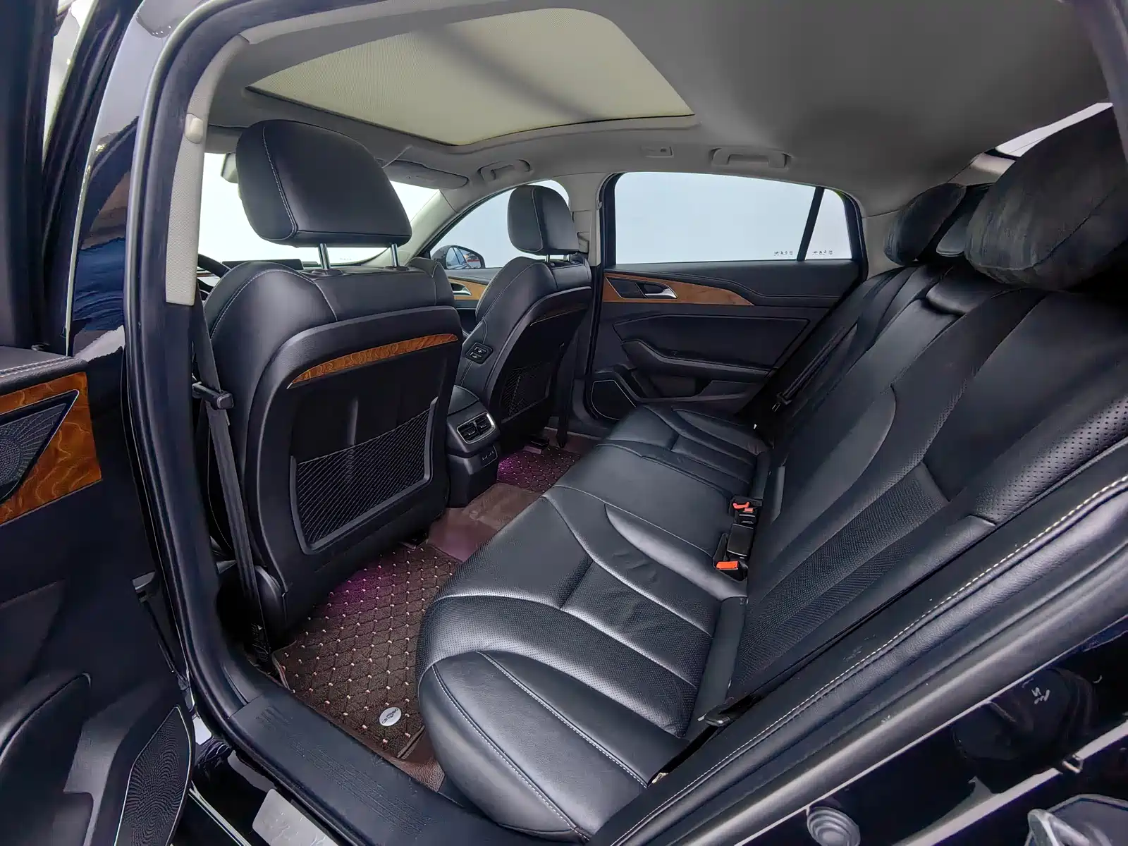 Фото 8 - Hongqi H5