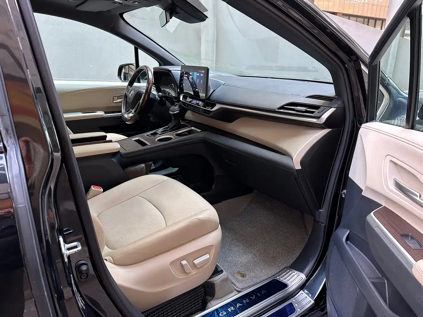 Toyota Granvia 2023 2.5L Hybrid Luxury Edition фото 8