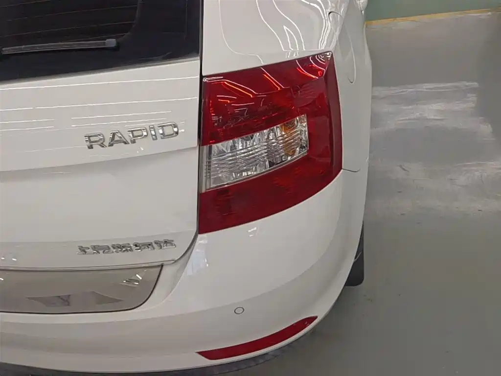 Škoda Skoda Rapid Spaceback 2018 1.6L Manual Comfort фото 8