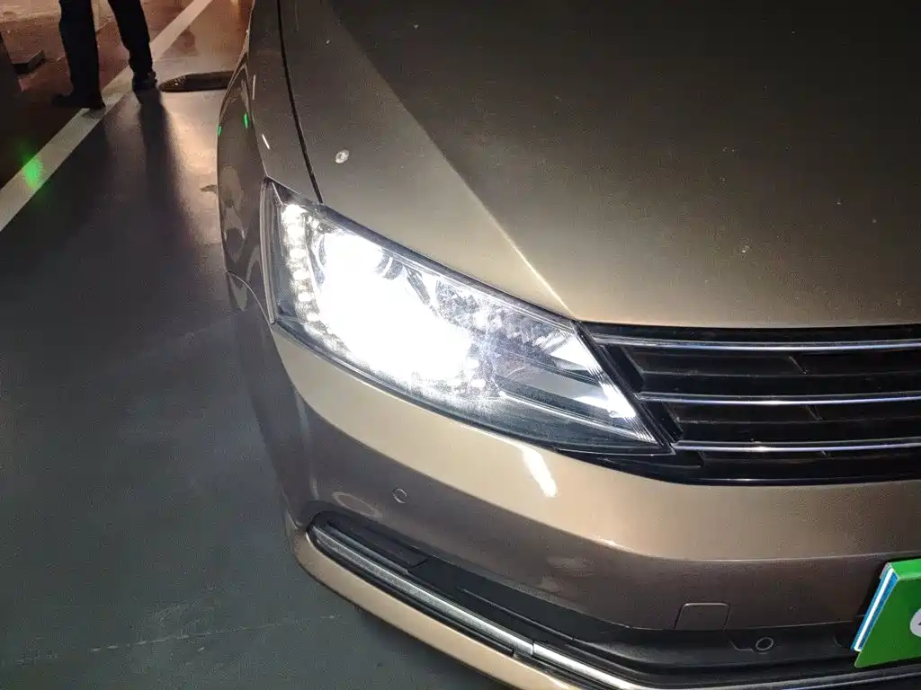 صورة 7 - Volkswagen Sagitar