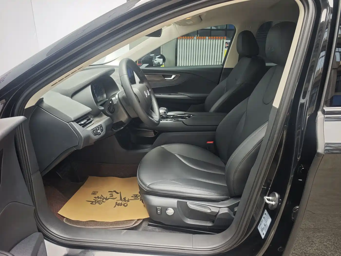 Hongqi E-QM5 2022 431km Charging Enjoyment Edition фото 8
