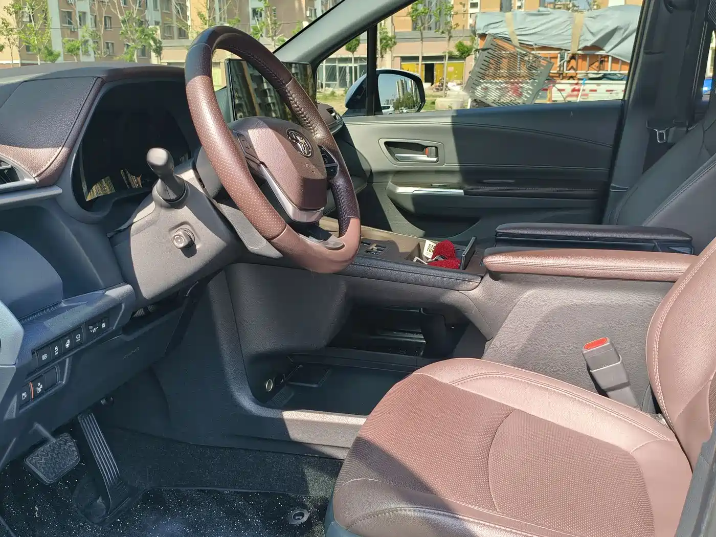 Toyota Sienna 2023 2.5L Hybrid Platinum Edition фото 4