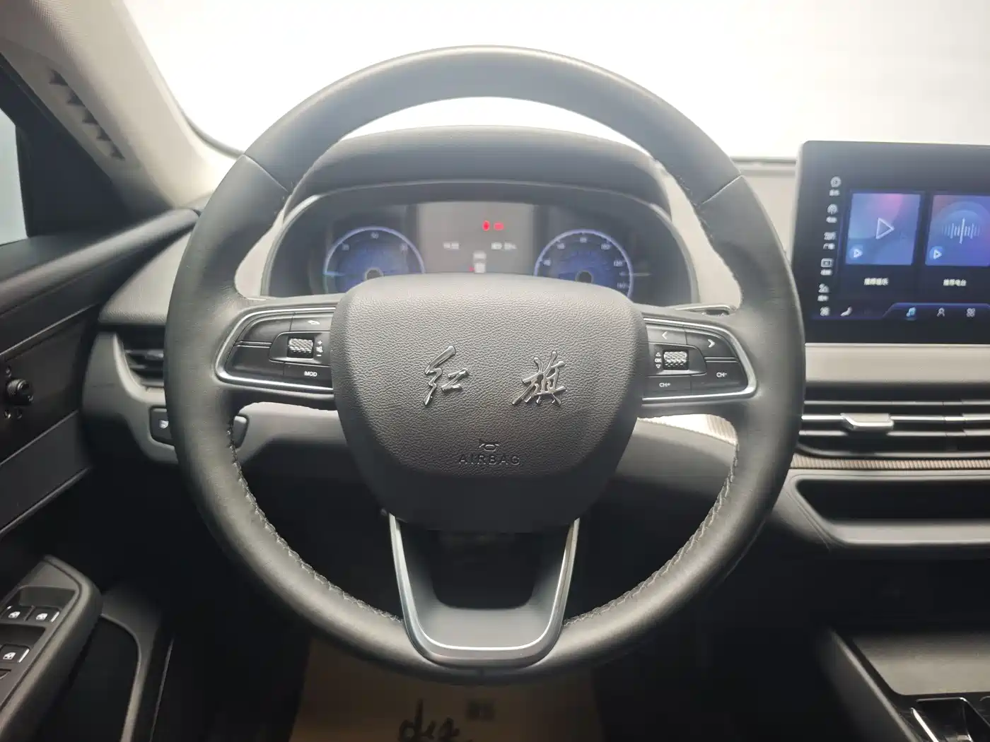 Hongqi E-QM5 2022 431km Charging Enjoyment Edition фото 16