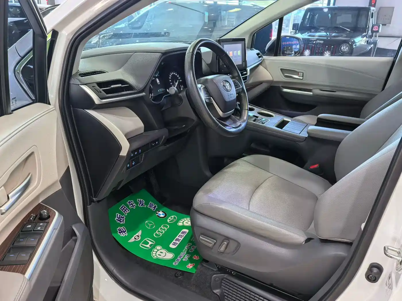 Toyota Sienna 2021 2.5L Hybrid Luxury Edition фото 4