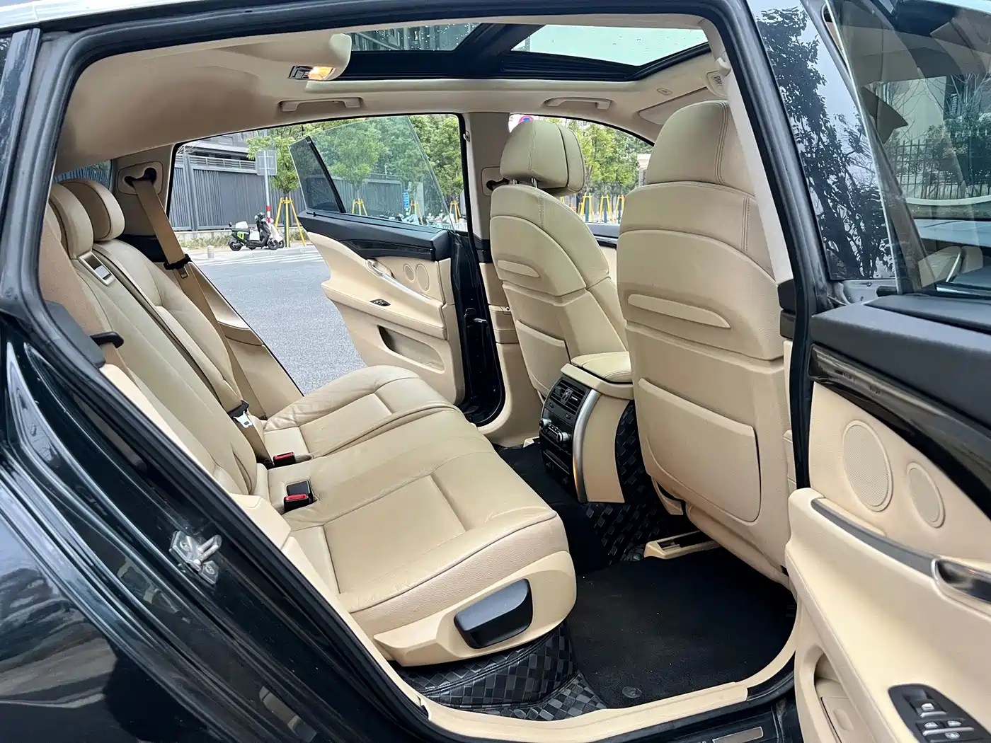 BMW 5 Series GT 2011 535i xDrive Luxury Model фото 15