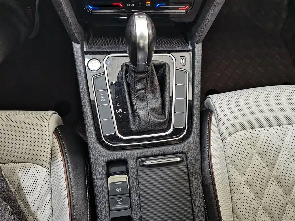 Volkswagen Magotan 2023 Model 2 Million Commemorative Edition 330TSI DSG Luxury фото 9