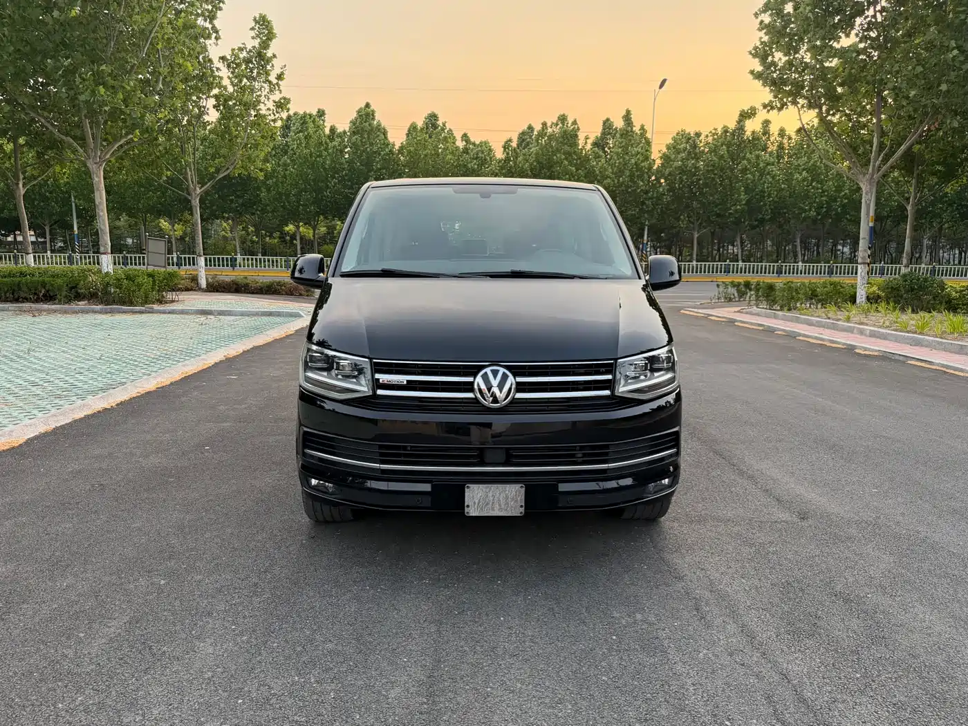Volkswagen Multivan 2019 2.0TSI 4WD Premium 7-seater фото 2