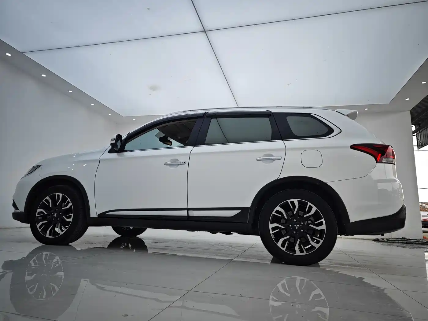 Mitsubishi Outlander 2019 2.4L 4WD Deluxe Edition 5-Seater China VI фото 25