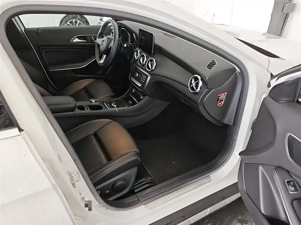 Mercedes-Benz GLA 2017 GLA 200 Dynamic фото 11