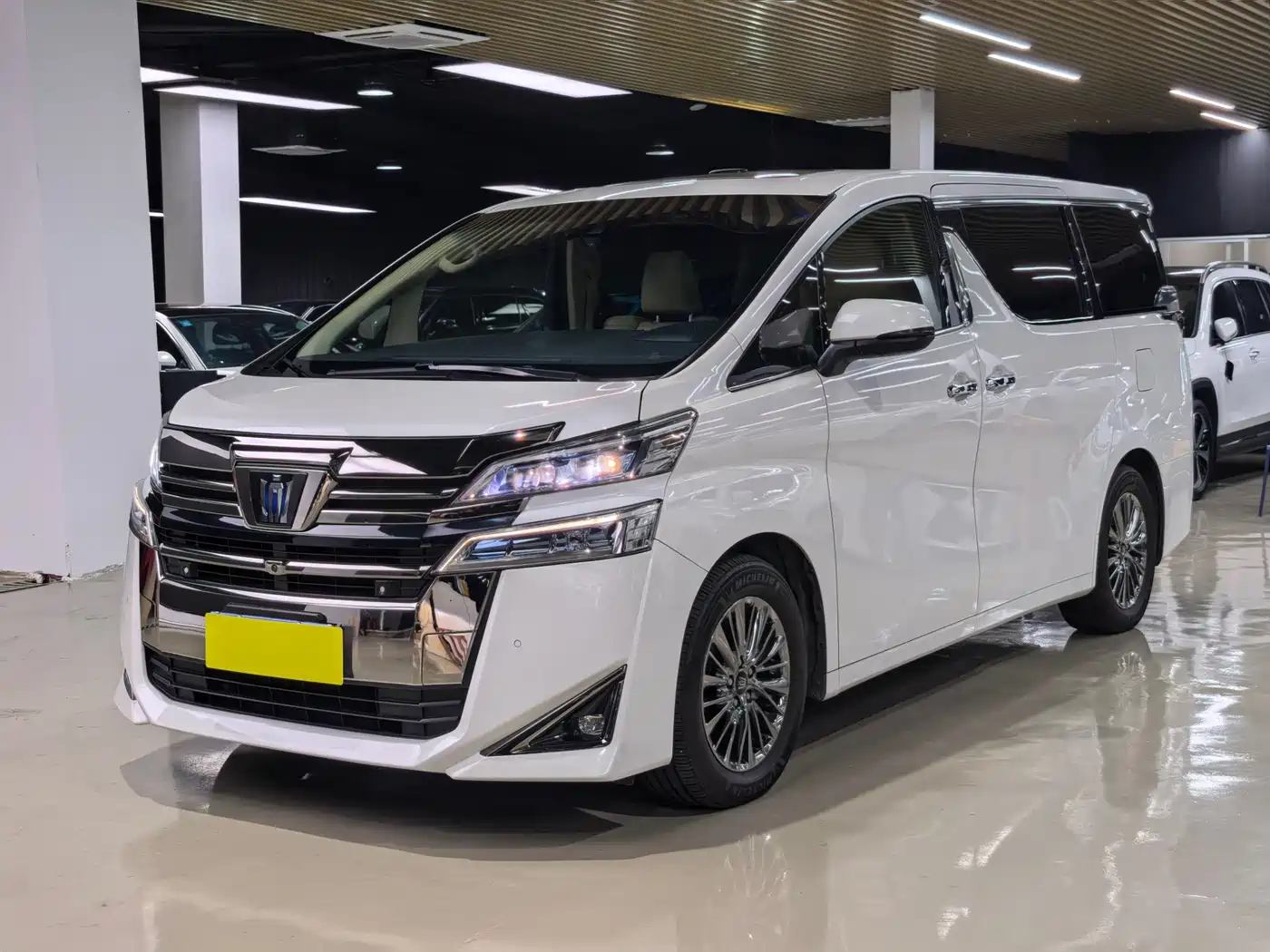 Toyota Vellfire 2021 Crown Hybrid 2.5L HV Premium Edition фото 3