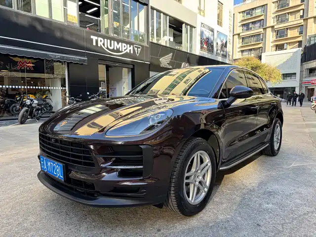 PORSCHE MACAN
