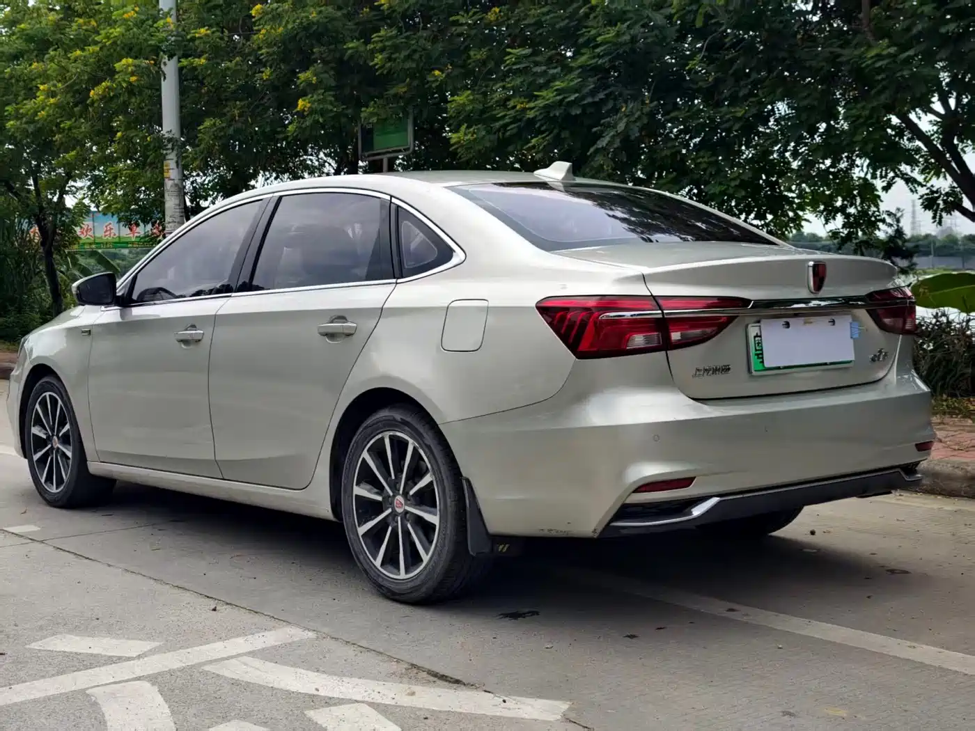 Roewe i6 New Energy 2018 2017 45T Hybrid Connected Smart Premium Edition