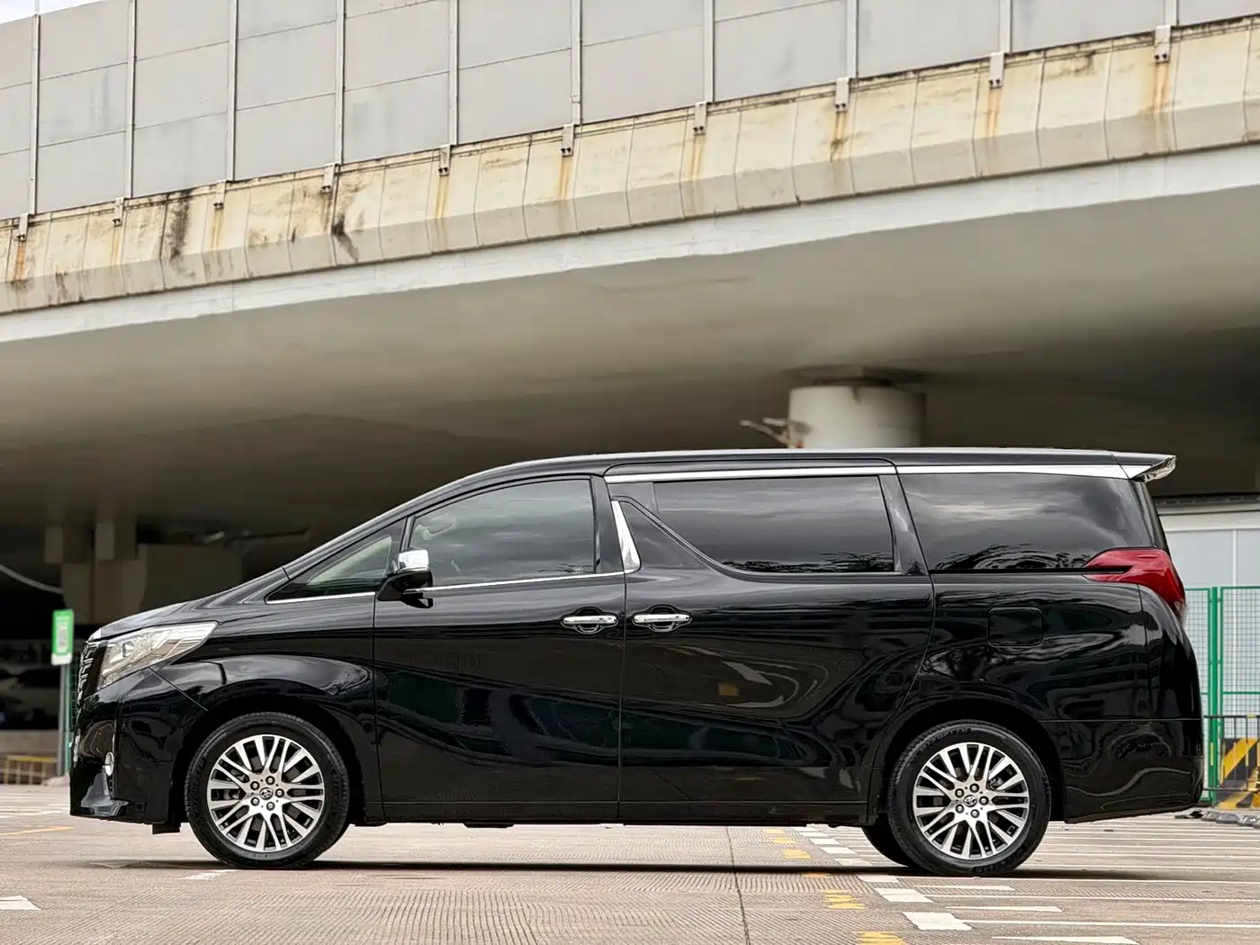 Toyota Alphard 2018 3.5L Premium фото 16