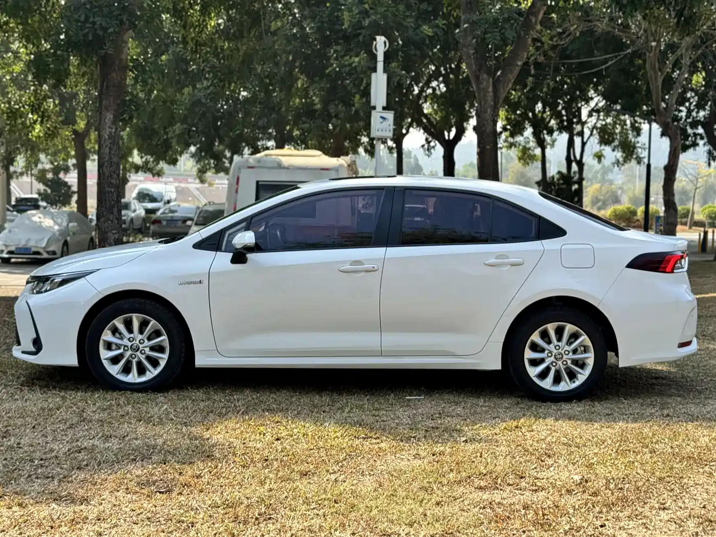 Toyota Corolla 2021 Hybrid 1.8L E-CVT Elite Edition фото 4