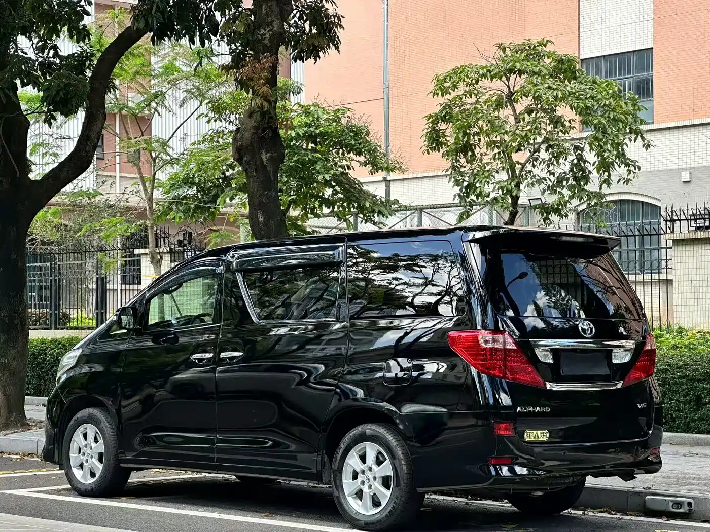 Toyota Alphard 2011 3.5L Luxury Edition фото 3