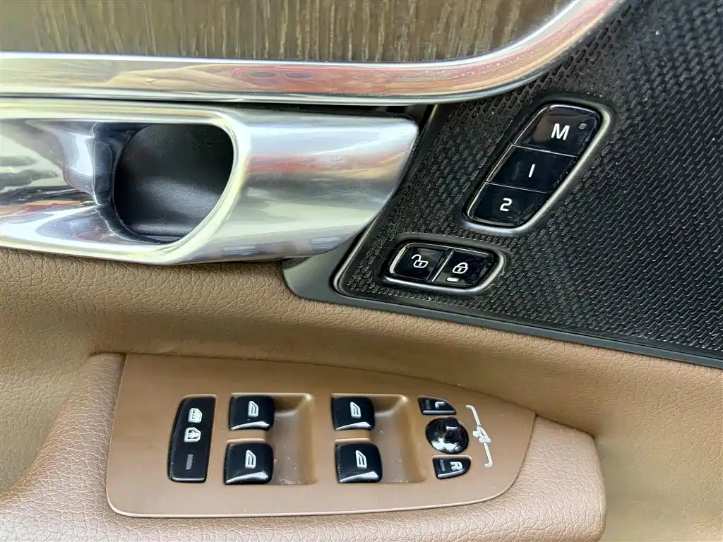 Фото 10 - Volvo V90