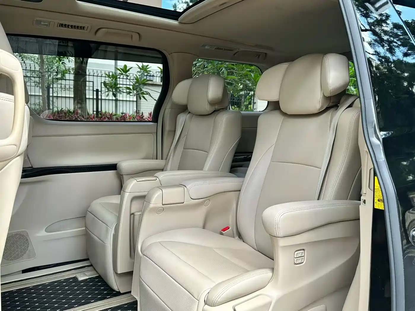 Toyota Alphard 2011 3.5L Luxury Edition фото 8