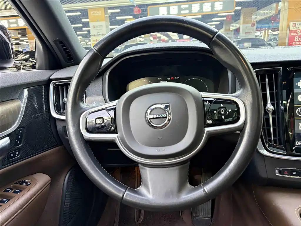 Фото 13 - Volvo V90