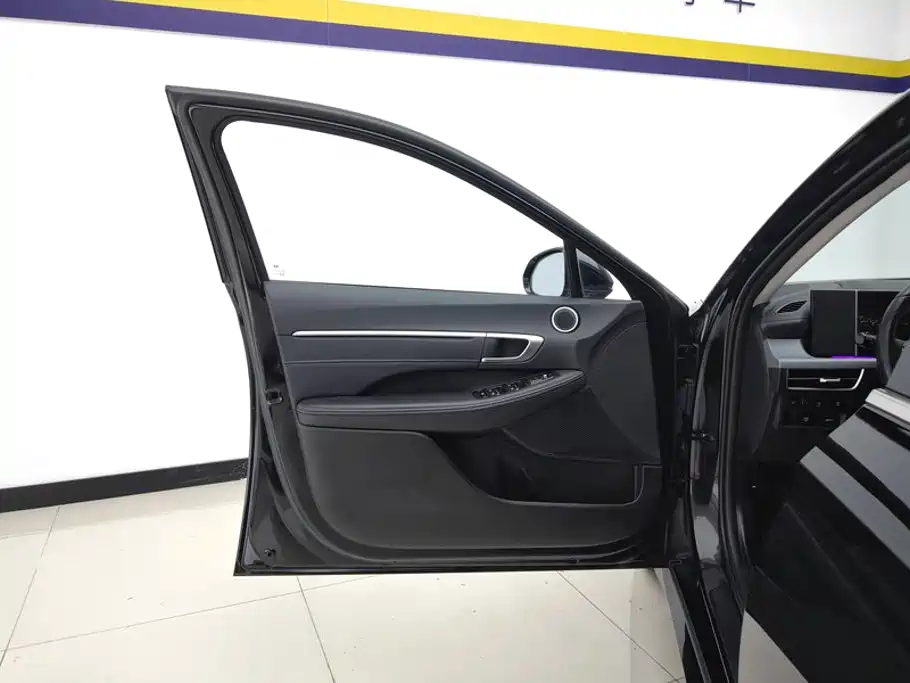 Photo 7 - Hyundai Sonata