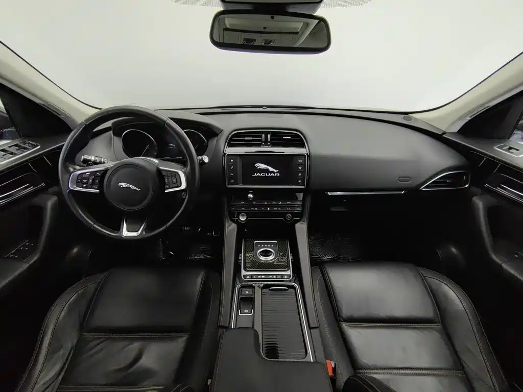 Фото 5 - Jaguar F-PACE
