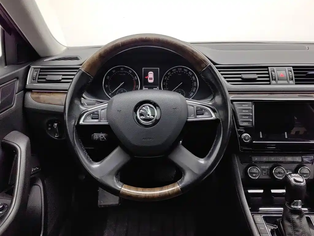 Photo 11 - Škoda Superb