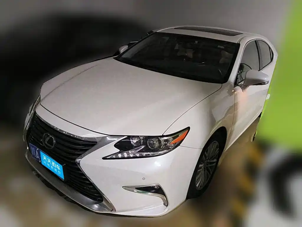 Фото 1 - Lexus ES