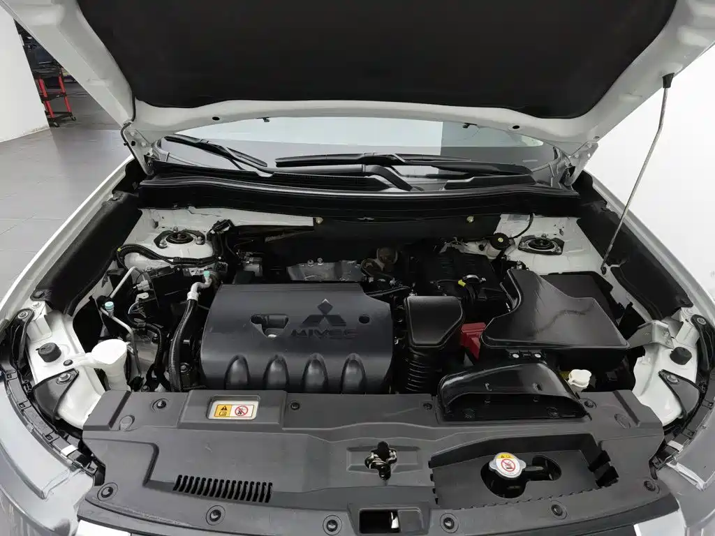 Photo 6 - Mitsubishi Outlander
