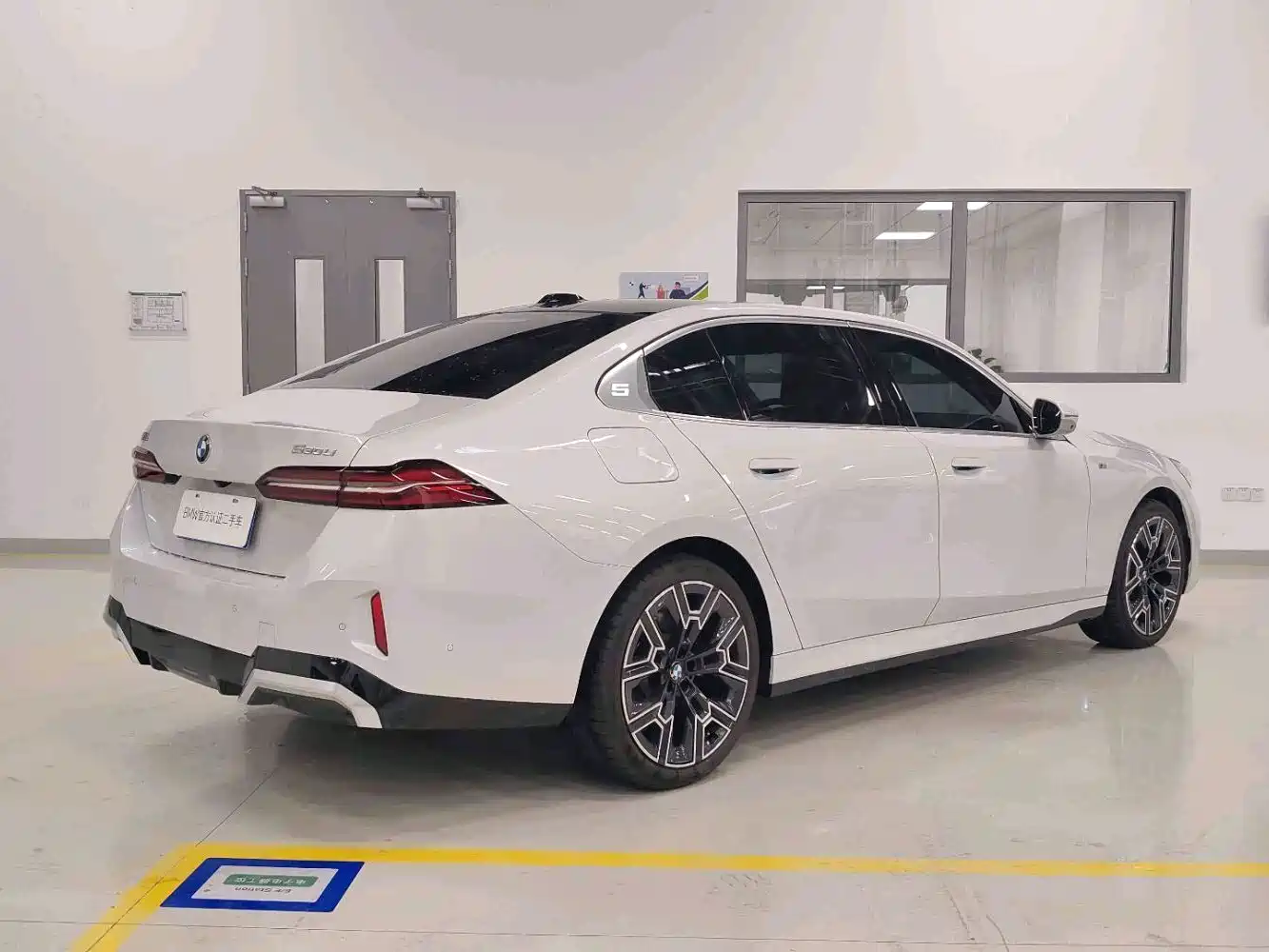 BMW 5 Series 2025 530Li Premium M Sport Package фото 6