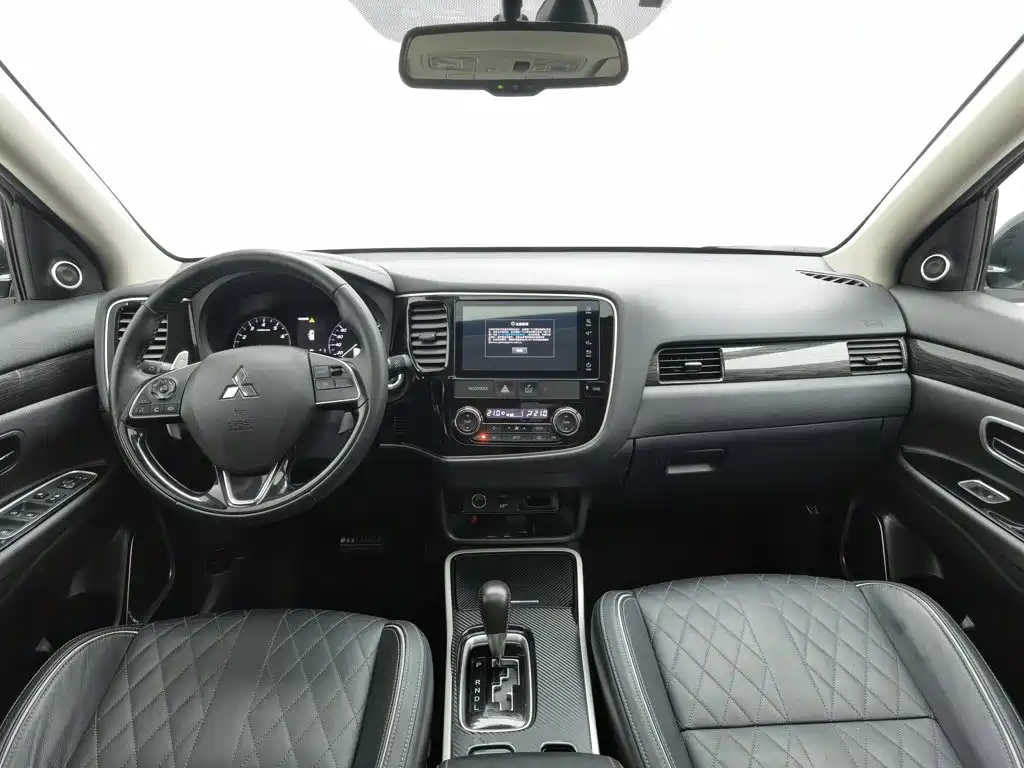 Photo 5 - Mitsubishi Outlander