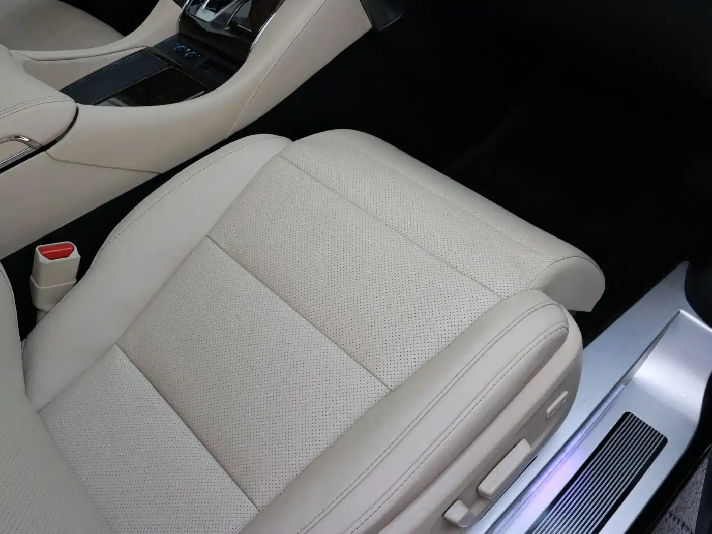 Toyota Alphard 2021 Hybrid 2.5L Luxury фото 19